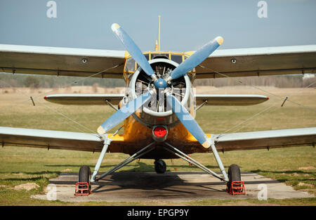 Aeroplano con elica blu. Il vecchio piano retrò close-up. Vista anteriore con la parte laterale della fusoliera. Foto Stock
