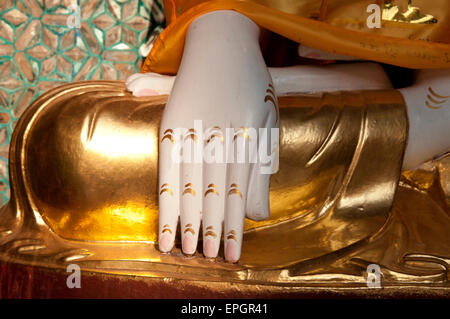 Dettaglio close up di un dipinto di bianco di mano di oro una statua del Buddha a Shwedagon pagoda in Yangon Myanmar Foto Stock