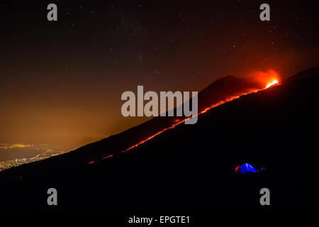 Sicilia Vulcano Etna Il nostro accampamento durante una eruzione dell'Etna. Eravamo li per fotografare l'eruzione da vicino.|Sicilia Vulcano Etna il nostro campeggio durante un'eruzione dell'Etna. Ci siamo stati a fotografare l'eruzione da vicino. Foto Stock