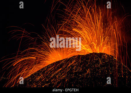 Una spettacolare eruzione dell'Etna, fotografata da poche decine di metri. Cratere interessato: Gemini. Una spettacolare eruzione del vulcano Etna, fotografata da poche decine di metri. Cratere interessato: Gemelli Foto Stock