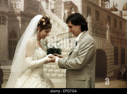 Lo sposo mette l'anello di matrimonio Foto Stock