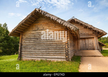 Il russo rurale architettura in legno esempio vecchio fienile con il cancello Foto Stock