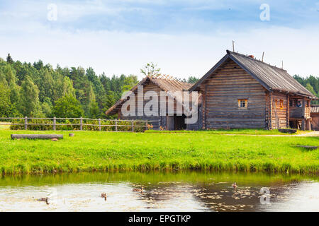 Russo architettura in legno esempio, antiche case rurali sulla costa del lago Foto Stock