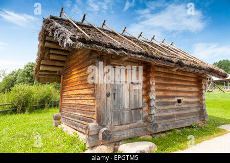 Architettura in Legno esempio, piccolo centro rurale Russian Bath edificio in un cortile rurale Foto Stock