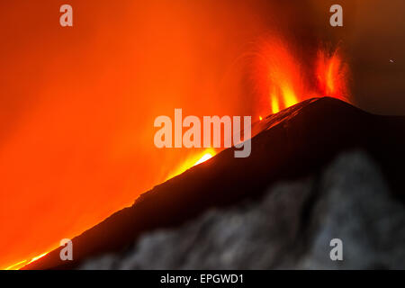 Italia Siciliy vulcano Etna - una spettacolare eruzione dell'Etna, fotografata da poche decine di metri. Cratere interessato: Gemini. Foto Stock