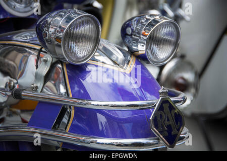 Fari anteriori su un viola Lambretta scooter di proprietà di uno dei mods di Bristol al Bristol Automoto italiano fiera. Foto Stock