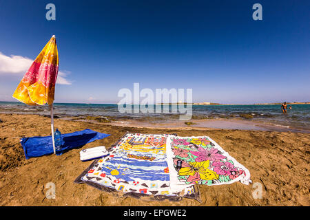 La Sicilia Portopalo di Capopassero spiaggia (SR), Sicilia,. in una soleggiata giornata estiva. Foto Stock