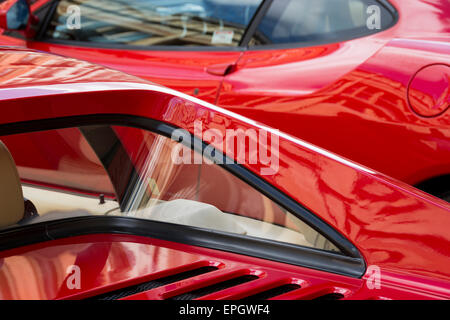 Dettaglio delle due red Ferraris al Bristol Automoto Italiano Fiera, mostra proprio le loro curve. Foto Stock