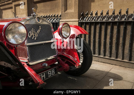Vintage Alfa Romeo parcheggiata sul mais Street, Bristol a Bristol Automoto italiano fiera. Foto Stock