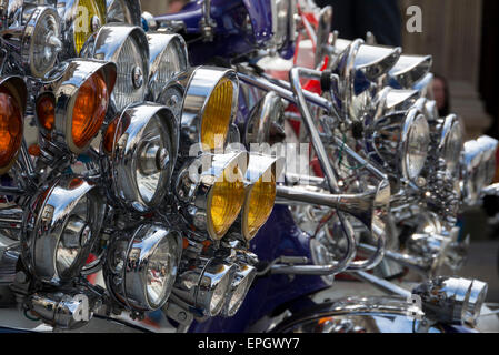 Visualizzazione dei fari sulla Lambrettas possedute da Bristol Mods al Bristol Automoto italiano fiera. Foto Stock