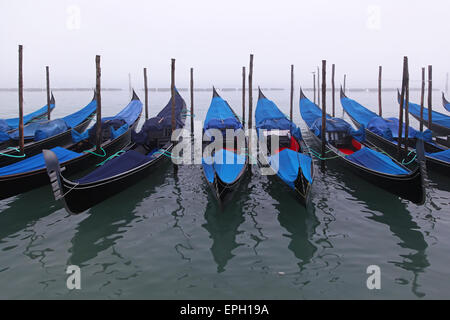 Gondole in nebbia Foto Stock