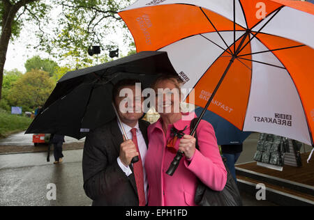 Chris Hollins e Carol Kirkwood, BBC meteo presenter, frequentare RHS Chelsea flower show 2015. Foto Stock