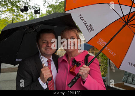 Chris Hollins e Carol Kirkwood, BBC meteo presenter, frequentare RHS Chelsea flower show 2015. Foto Stock