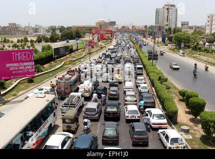 Un gran numero di veicoli bloccati nel traffico si inceppano durante il movimento VVIP a Shahrah-e-Faisal a Karachi il lunedì 18 maggio, 2015. Foto Stock