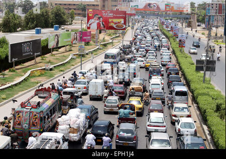 Un gran numero di veicoli bloccati nel traffico si inceppano durante il movimento VVIP a Shahrah-e-Faisal a Karachi il lunedì 18 maggio, 2015. Foto Stock