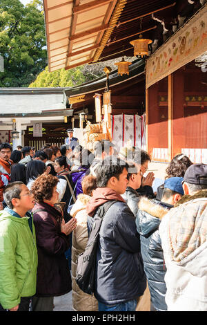 Folle di persone in hatsumode, prima visita, pregando di fronte a Haiden, sala principale presso il santuario Shinto a Nishinomiya durante Oshogatsu, anno nuovo. Foto Stock