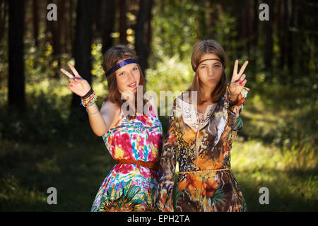 Due lieti di ragazze giovani in una Foresta estate Foto Stock