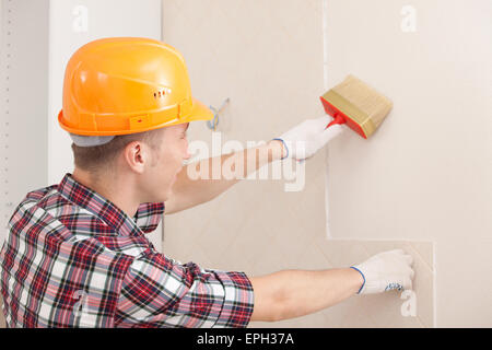 Lavoratore con spazzola di vernice Foto Stock