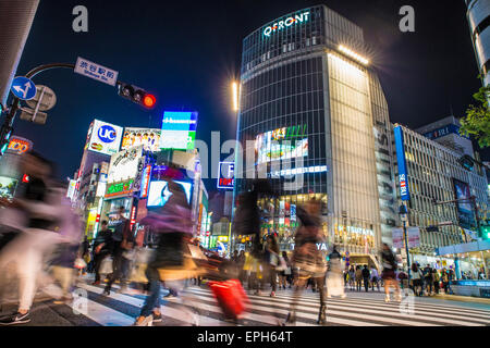 Shibuya incrocio con una folla di gente che di sera Foto Stock