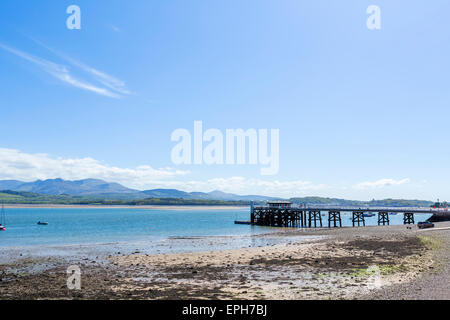 Il molo a Beaumaris guardando oltre il Menai Strait di Snowdonia in distanza, Anglesey, Galles, Regno Unito Foto Stock