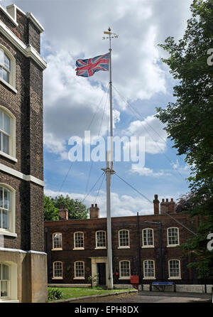 Bandiera dell'Unione e polo alla Historic Dockyard, Chatham, Kent, ME4 4TE Foto Stock