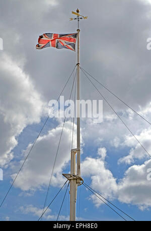 Bandiera dell'Unione e polo alla Historic Dockyard, Chatham, Kent, ME4 4TE Foto Stock