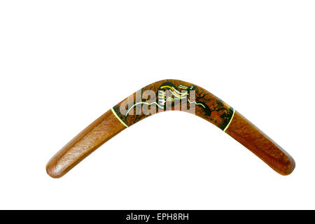 Boomerang in legno verniciato con arte aborigena su sfondo bianco. Foto Stock