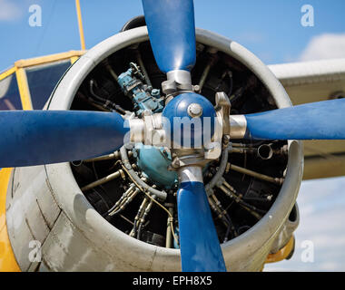 Elica e motore aereo close-up. Profondità di campo. Messa a fuoco selettiva su elica. Foto Stock