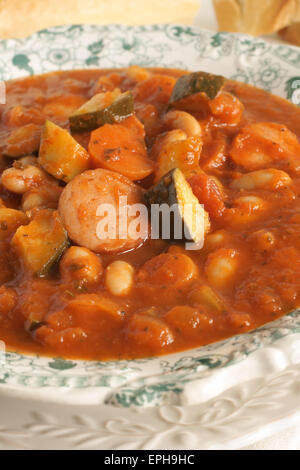 Toscana zuppa di fagioli fatta con fagioli cannellini, zucchine e pomodori Foto Stock