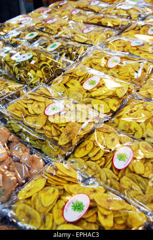 Pacchetti di Banane essiccate chip in corrispondenza di un truckstop in Thailandia Foto Stock