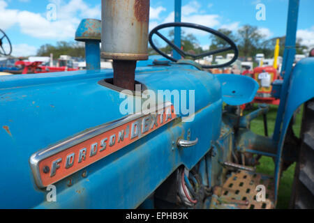 Un vintage Fordson Dexta trattore costruiti nel Regno Unito da parte di Ford alla fine degli anni cinquanta primi anni sessanta nel Regno Unito. Foto Stock