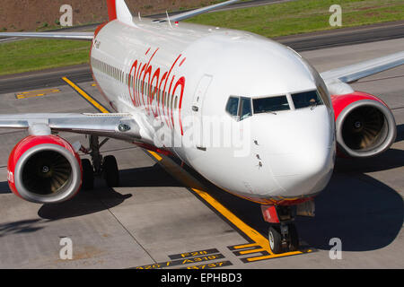 Un air berlin boeing 737 in appoggio all'aeroporto di Funchal prima di ritornare in Germania. Foto Stock