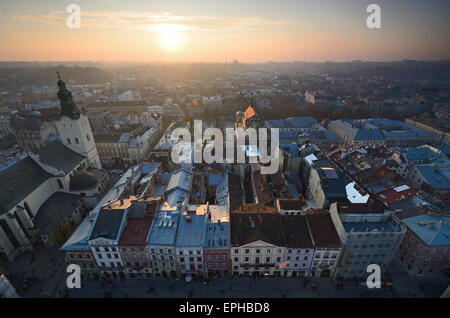 Vecchia città europea Lvov durante il tramonto con luce calda Foto Stock