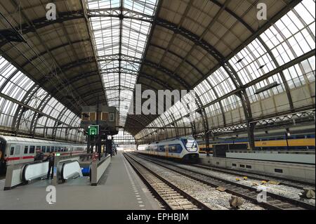 Occupato con treni dentro la stazione centrale di Amsterdam Foto Stock