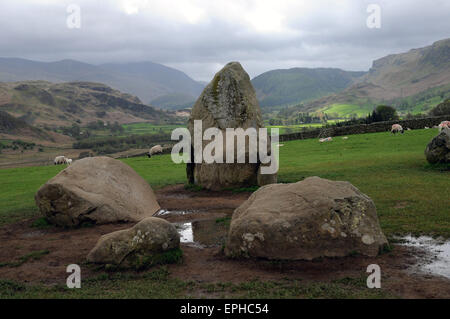 Una delle pietre nel "santuario" a Castlerigg Stone Circle, Near Keswick nel Lake District inglese, raffigurato al di sotto della tipica Lakeland skies. Foto Stock