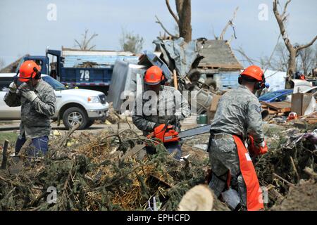 Delmont, Dakota del Sud, Stati Uniti d'America. Il 17 maggio 2015. Membri del 114Ingegnere Civile squadrone del Sud Dakota Air National Guard per assistere con la pulizia dei detriti seguendo una EF-2 tornado Maggio 17, 2015 in Delmont, S.D. Credito: Planetpix/Alamy Live News Foto Stock