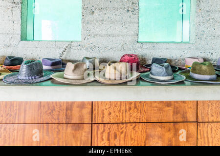 La collezione di cappelli di James Goldstein famoso appassionato di basket, Beverly Hills, CA. Foto Stock