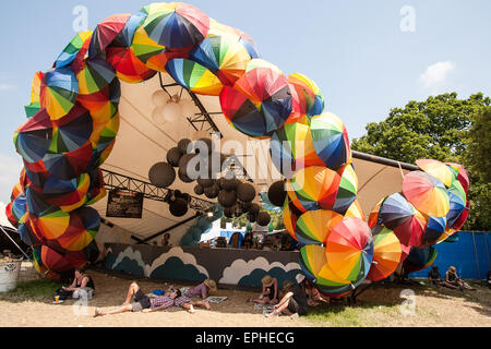 Glade bar decorato con ombrelloni a Glastonbury Festival/ 'Glasto" tenuto sulla fattoria azienda agricola degna, vicino al villaggio di Pilton. Foto Stock