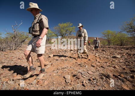 Africa, Namibia. Escursione di un giorno il monitoraggio del deserto rinoceronte nero. Gli escursionisti a piedi Foto Stock