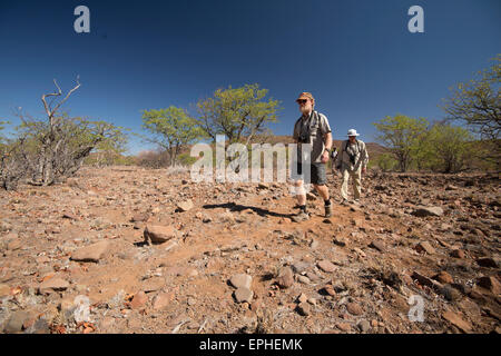 Africa, Namibia. Escursione di un giorno il monitoraggio del deserto rinoceronte nero. Gli escursionisti a piedi Foto Stock