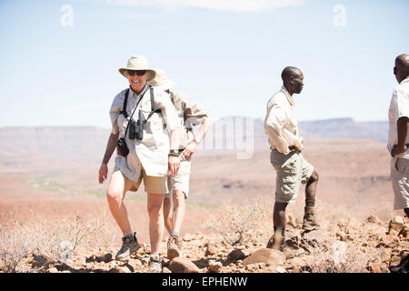 Africa, Namibia. Escursione di un giorno il monitoraggio del deserto rinoceronte nero. Donna sorridente e ridere Foto Stock