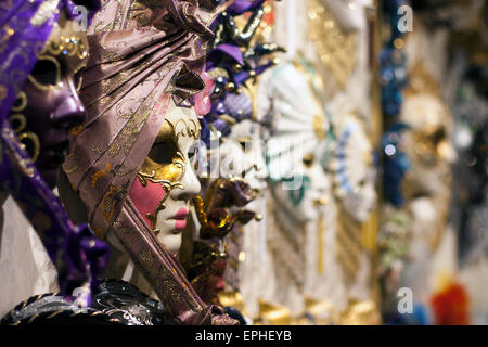 Carnevale veneziano maschere in un negozio di Venezia Foto Stock