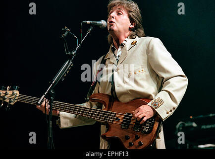 Paul McCartney in prestazioni a Robert F. Kennedy Football Stadium di Washington DC. Il 4 luglio 1990. Foto Stock