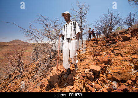 Africa, Namibia. Escursione di un giorno il monitoraggio del deserto rinoceronte nero. Tour a Piedi di guida. Foto Stock