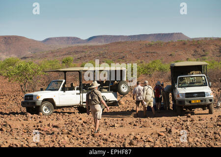 Africa, Namibia. Escursione di un giorno il monitoraggio del deserto rinoceronte nero. I turisti ri-raggruppamento a vetture. Foto Stock