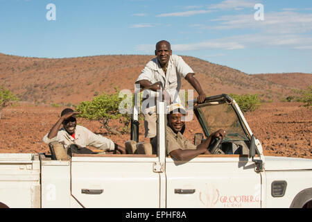 Africa, Namibia. Escursione di un giorno il monitoraggio del deserto rinoceronte nero. Le guide di giro sorridente. Foto Stock