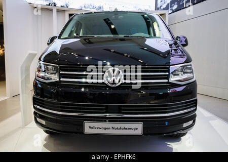 Berlino - Maggio 02, 2015: Showroom. Il popolare veicolo commerciale leggero Volkswagen Transporter (T5). Prodotte a partire dal 2010. Foto Stock