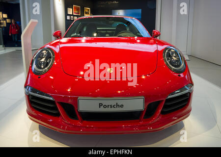 Berlino - Maggio 02, 2015: Showroom. Il popolare auto sportiva Porsche 911 Targa 4 GTS. Prodotte a partire dal 2014. Foto Stock