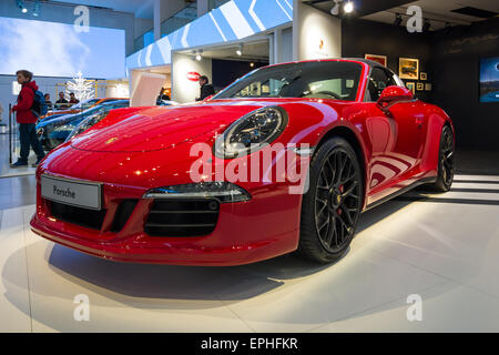 Berlino - Maggio 02, 2015: Showroom. Il popolare auto sportiva Porsche 911 Targa 4 GTS. Prodotte a partire dal 2014. Foto Stock