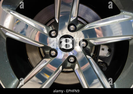 Ruote e componenti del sistema frenante di un full-size auto di lusso Bentley Mulsanne velocità. Prodotte a partire dal 2014. Foto Stock